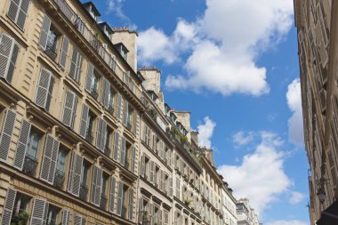 Bir binanın ön cephesi