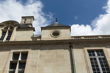 Bir binanın ön cephesi