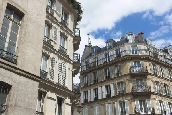 Bir binanın ön cephesi