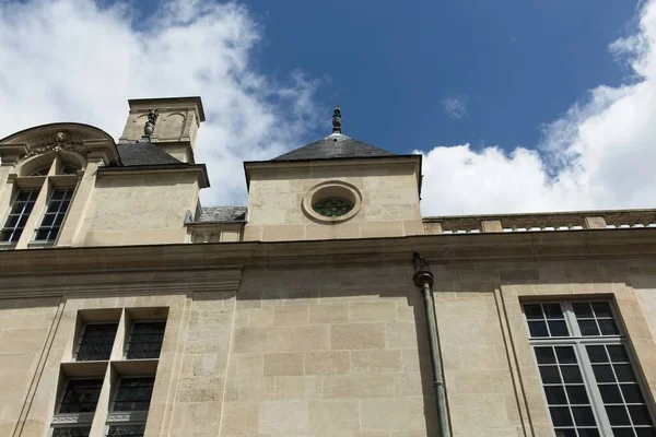 Bir binanın ön cephesi