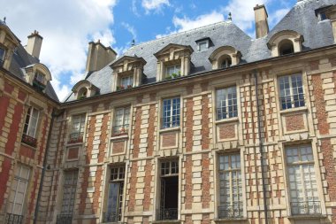 Paris 'teki eski tuğla bina