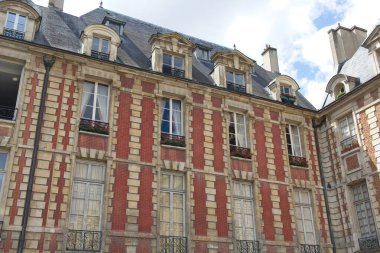 Paris 'teki eski tuğla bina