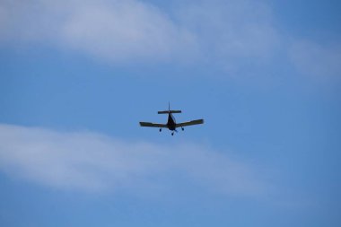 Gökyüzünde bir uçak