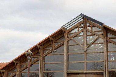 bir binanın içinde pencere