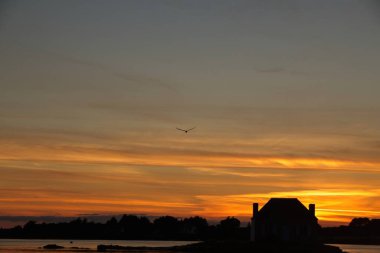 Nehrin üzerinde gün batımı