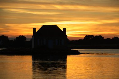 Nehrin üzerinde gün batımı