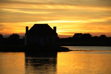 Nehrin üzerinde gün batımı