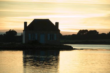 Nehrin üzerinde gün batımı