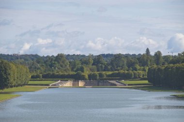 Nehir ve gökyüzü manzarası