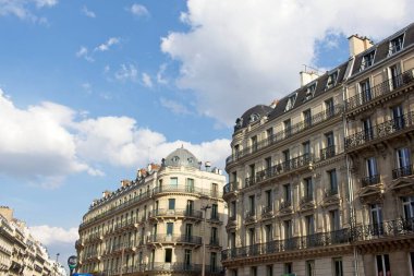 Bir binanın ön cephesi