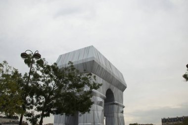 Şehirde yürüyen insanlar.