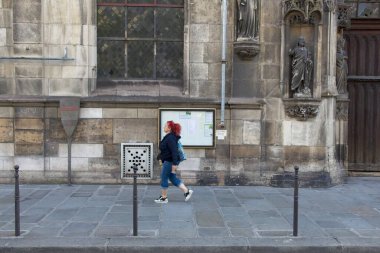 Sokakta yürüyen insanlar