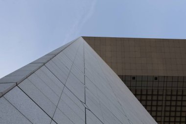 Gökyüzü olan modern ofis binası