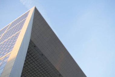 Gökyüzü olan modern ofis binası