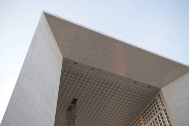 Gökyüzü olan modern ofis binası