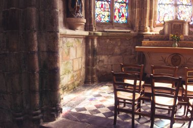 Kilisede masa ve sandalyeler