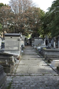 Kasabadaki mezarlık