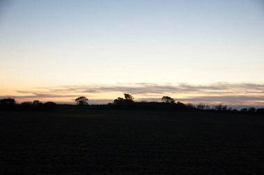 Sahada gün batımı