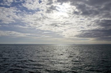 Denizin üzerinde bulutlar
