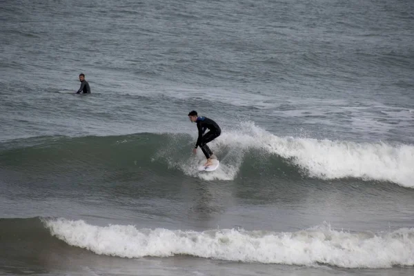 Surfer Στην Παραλία — Φωτογραφία Αρχείου