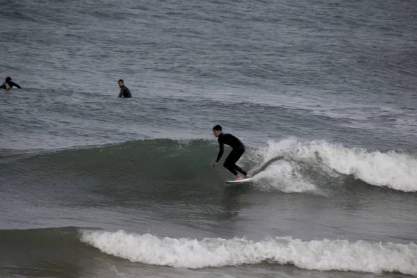 Surfer Στην Παραλία — Φωτογραφία Αρχείου