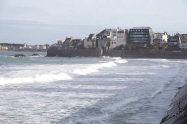 Dalgalar sahile çarpıyor.