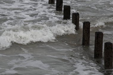 Kayaların üzerinde akan su