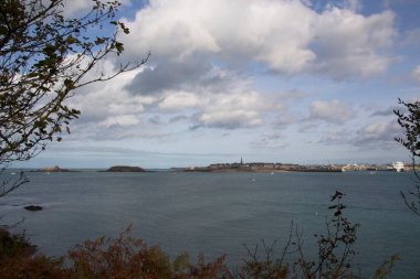 Denizdeki kalenin manzarası