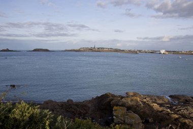 Denizdeki kalenin manzarası