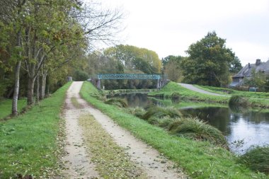 Nehir ve ağaçlarla kaplı manzara