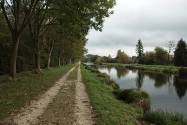 Nehir ve ağaçlarla kaplı manzara