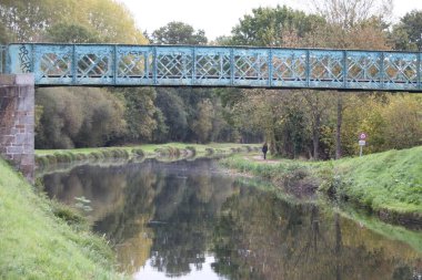 Nehrin üzerindeki köprü