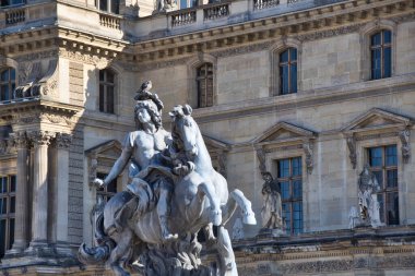 Louvre 'un avlusunda heykel