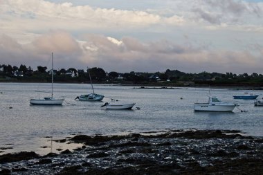 Nehirde gün batımı