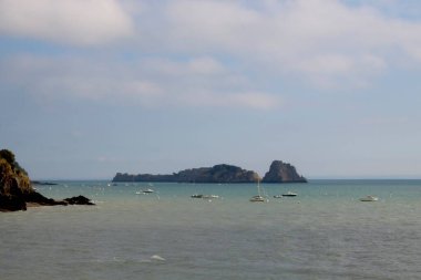 Sabahları sahilde tekneler