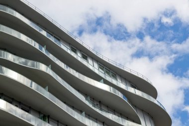Pencereli ofis binası
