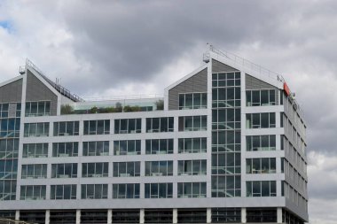 Pencereli ofis binası