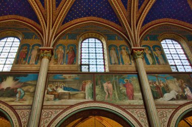 Paris 'teki katedralin içi.