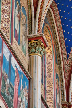 Paris 'teki katedralin içi.