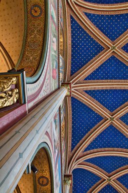 Paris 'teki katedralin içi.