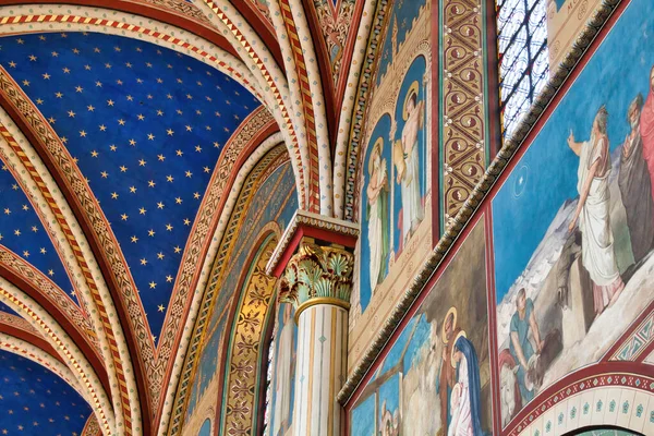 Paris 'teki katedralin içi.