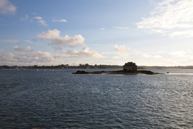 Nehir şehri manzarası