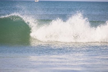 Dalgalar sahile çarpıyor.