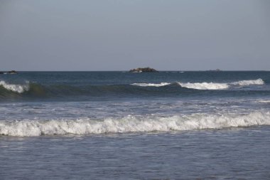 Dalgalar sahile çarpıyor.