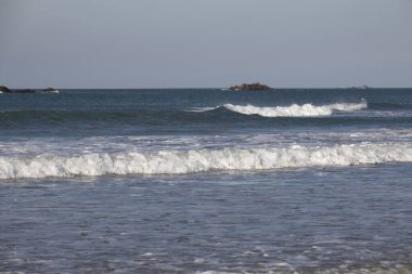 Dalgalar sahile çarpıyor.