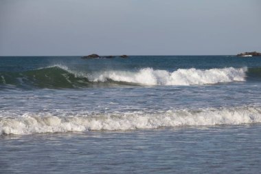 Dalgalar sahile çarpıyor.