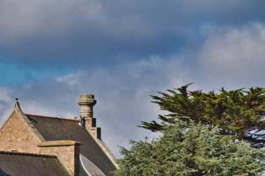 Penceresi olan eski bir ev