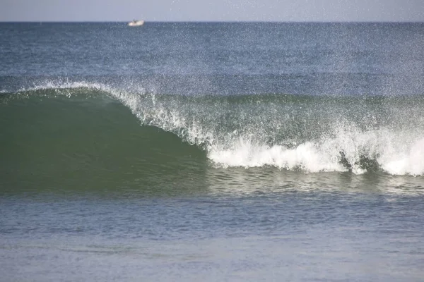 Vagues Écrasant Sur Plage — Photo