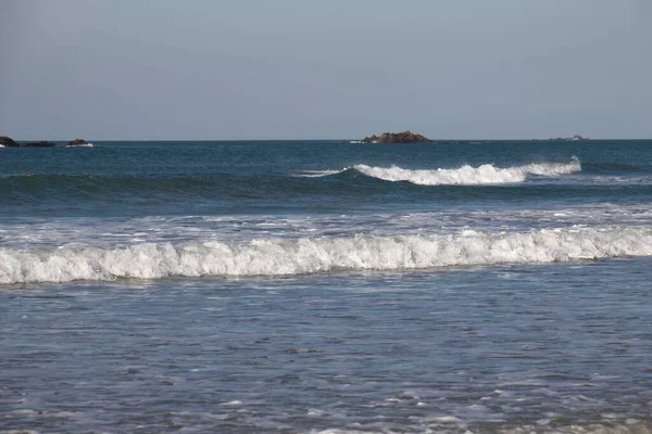 Dalgalar sahile çarpıyor.