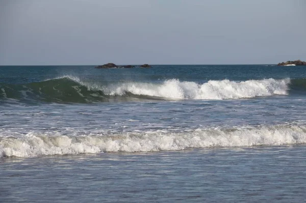 Dalgalar sahile çarpıyor.